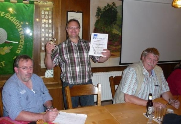 Blaue2013_10.jpg - Andreas schaffte es bei den Männern. Beide erhielten Pokal und Urkunde.