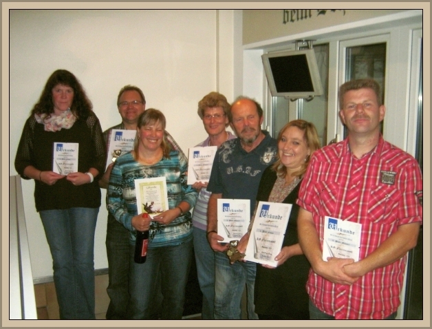 Blaue2013_15.jpg - Hier alle Sieger und eine Verliererin. Sie erhielt den Ehrenpreis für zerstörerische Aktivitäten am Schießstand und eine Flasche Zielwasser.