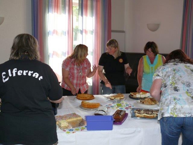 Som_2013_05.jpg - Das Kuchenbuffet, wie immer vom Elferrat nach Hausrezepten gebacken, ist eröffnet.