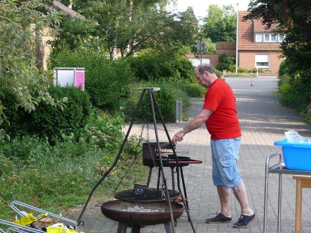 Som_2013_17.jpg - Japp hat die ersten Würstchen schon fertig.