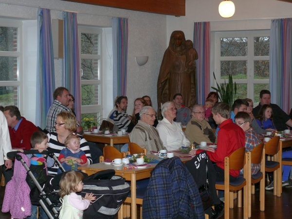 Weihn2013_03.jpg - Groß und Klein ist gespannt auf den Weihnachtsmann.