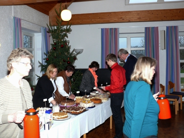 Weihn2013_04.jpg - Aber erst einmal etwas Kuchen. Alles selbstgebacken vom Elferrat.