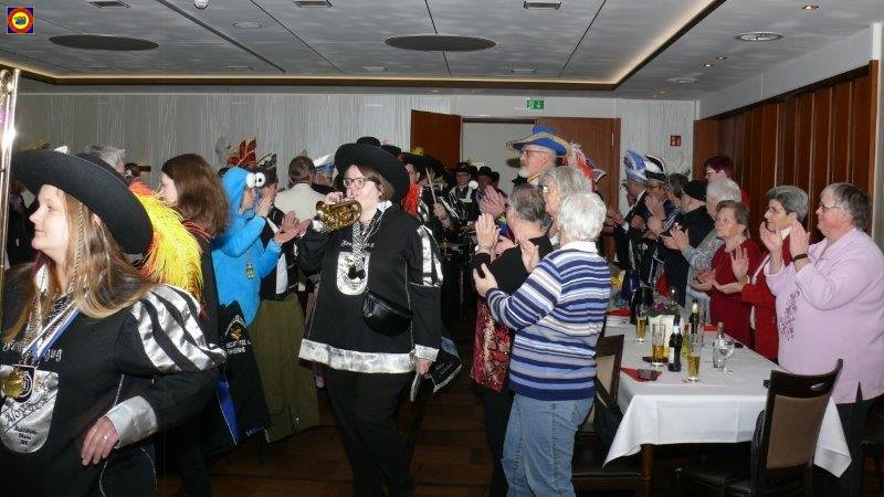 Bild11 2023 NÃ¤rr.jpg - Der Fanfarenzug" Aloysius Rheine"  marschiert ein. 