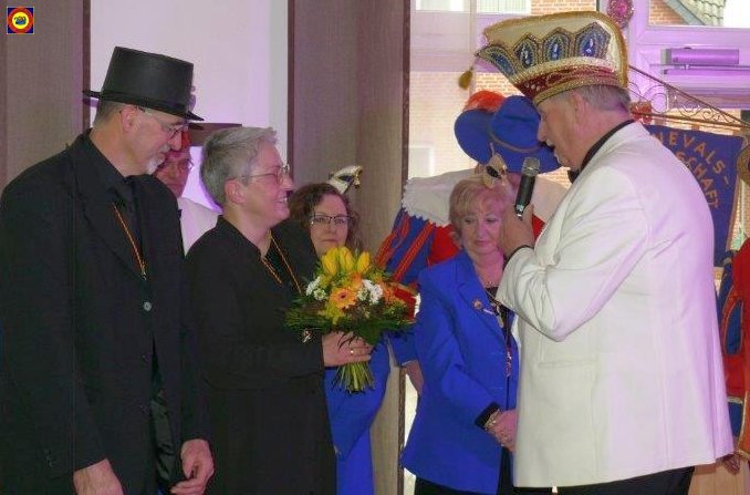 Bild36 2023 NÃ¤rr.jpg - Auch Prinzessin Edeltraud  erhielt einen großen Blumenstrauß als  Dankeschön .