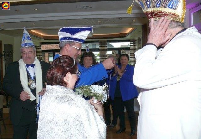 Bild38 2023 NÃ¤rr.jpg - Als letzte Amtshandlung würdigten die Vertreter der Vereine das scheidende Prinzenpaar mit dem Prinzenorden und  Blumengrußen.