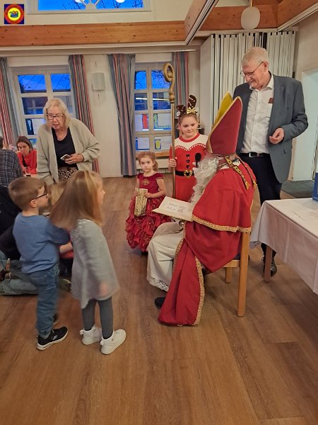 weihfei24-07.JPG - Aufmerksamkeit bei der Weihnachtsgeschichte.