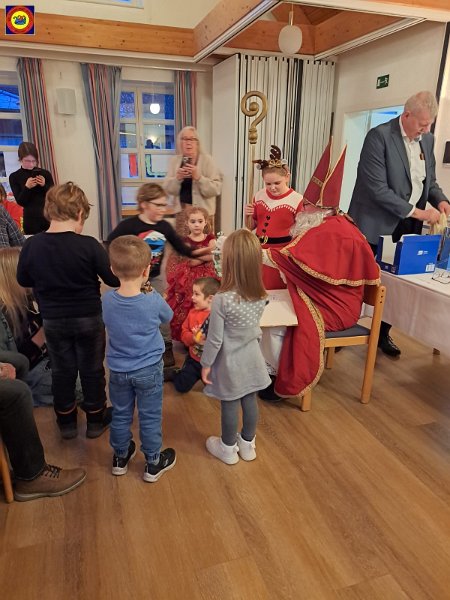weihfei24-11.JPG - Weihnachtstüten werden überreicht.
