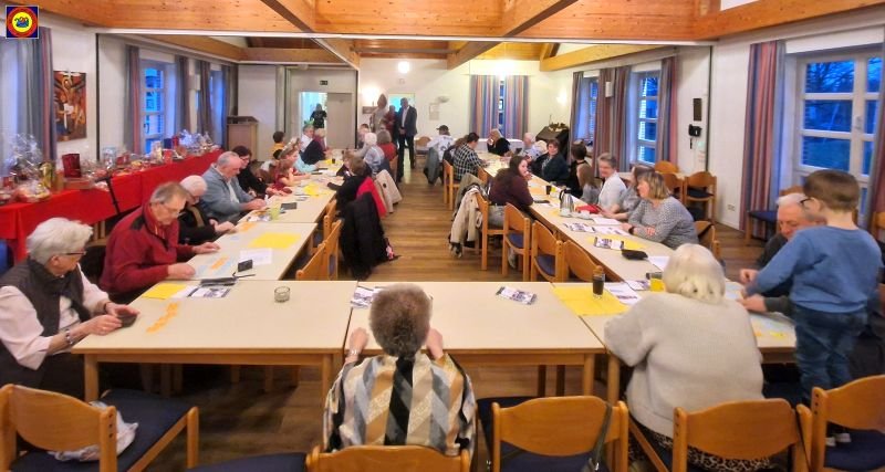 weihfei24-21.jpg - Aufmerksamkeit bei der Verlosung ist gefragt.