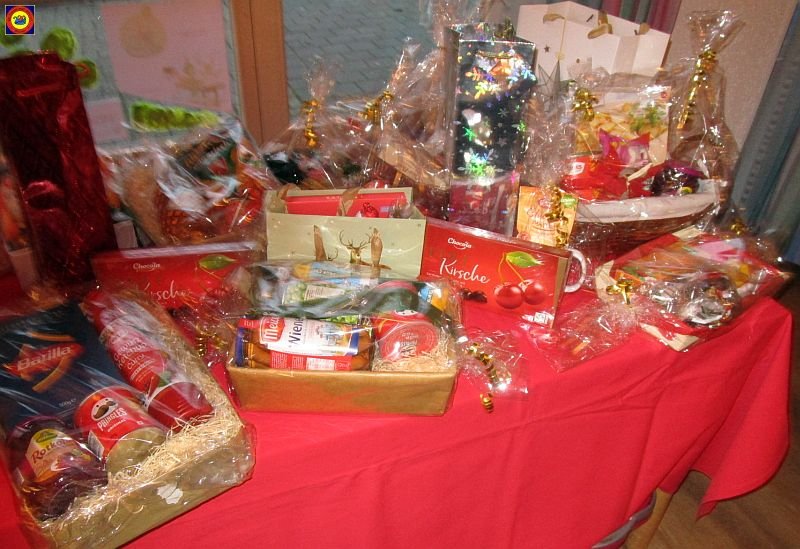 weihfei24-24.jpg - Preise warten auf die Gewinner.